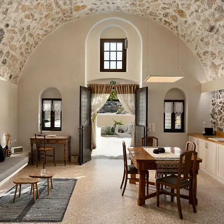 Canava In Santorini Emporio (Santorini)