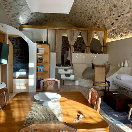 Canava In Santorini Emporio (Santorini)