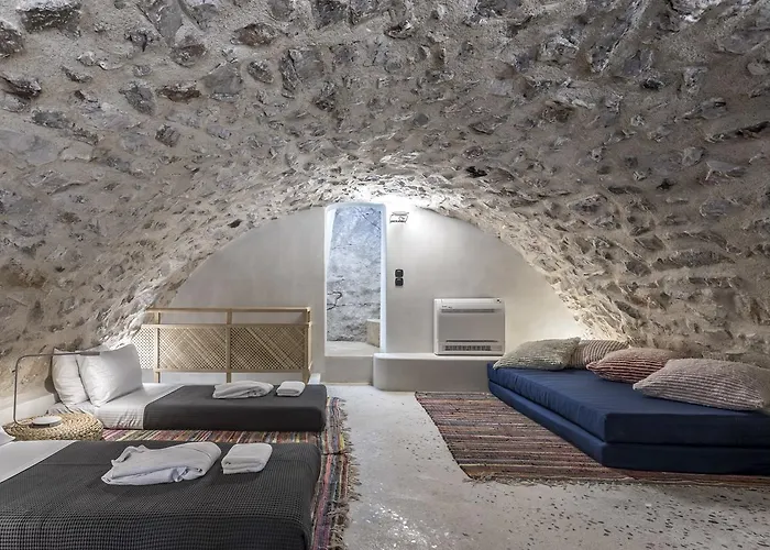 Canava In Santorini Emporio (Santorini)