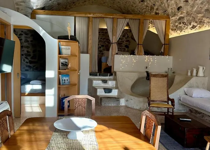 Canava In Santorini Emporio (Santorini)